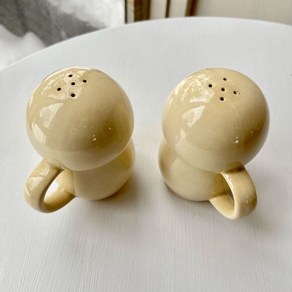 Vintage 70s Cream Ceramic Mushroom Salt & Pepper Shakers with Handles - Picture 5 of 10